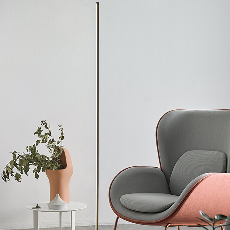 Metalen vloerlamp met lineaire vorm