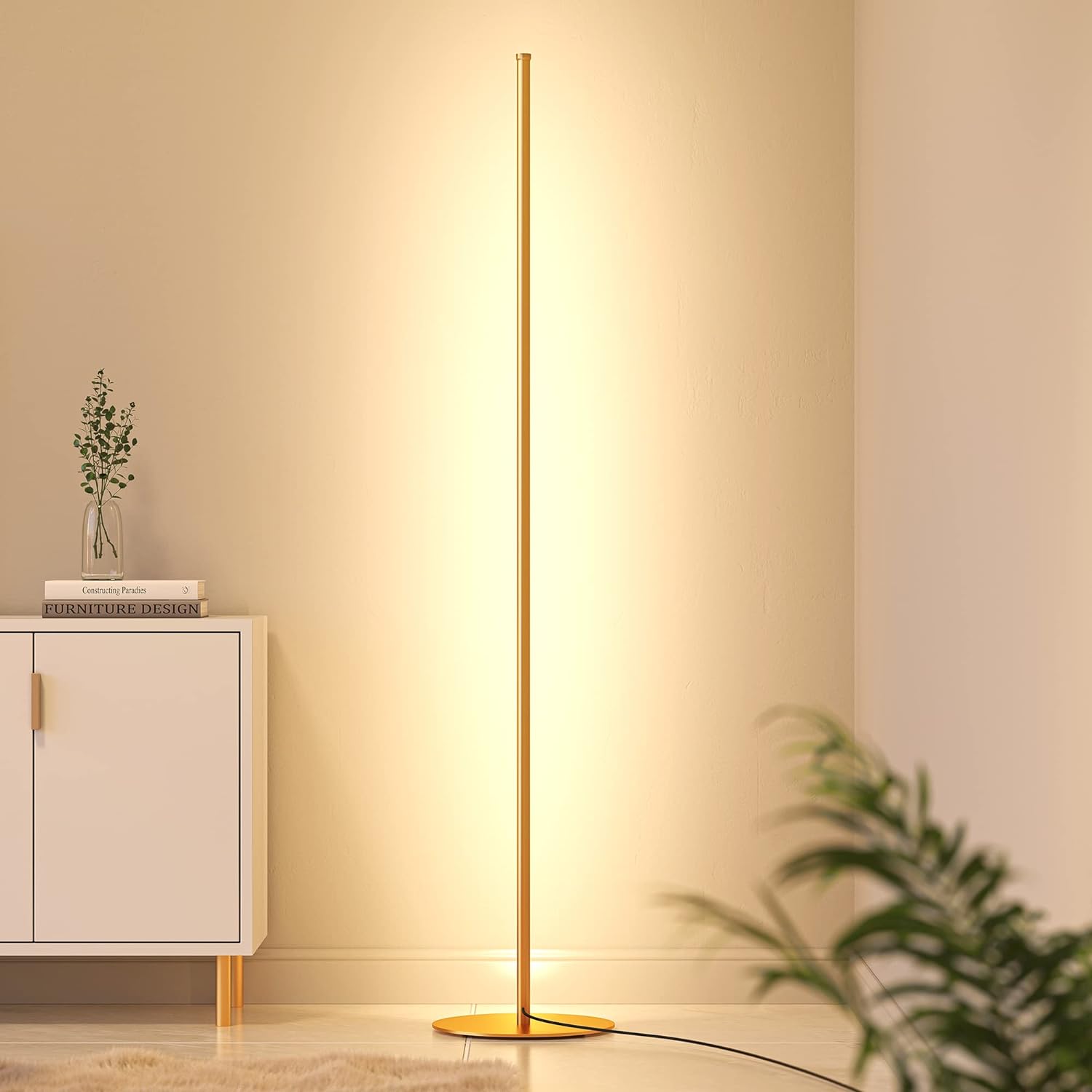 Metalen vloerlamp met lineaire vorm