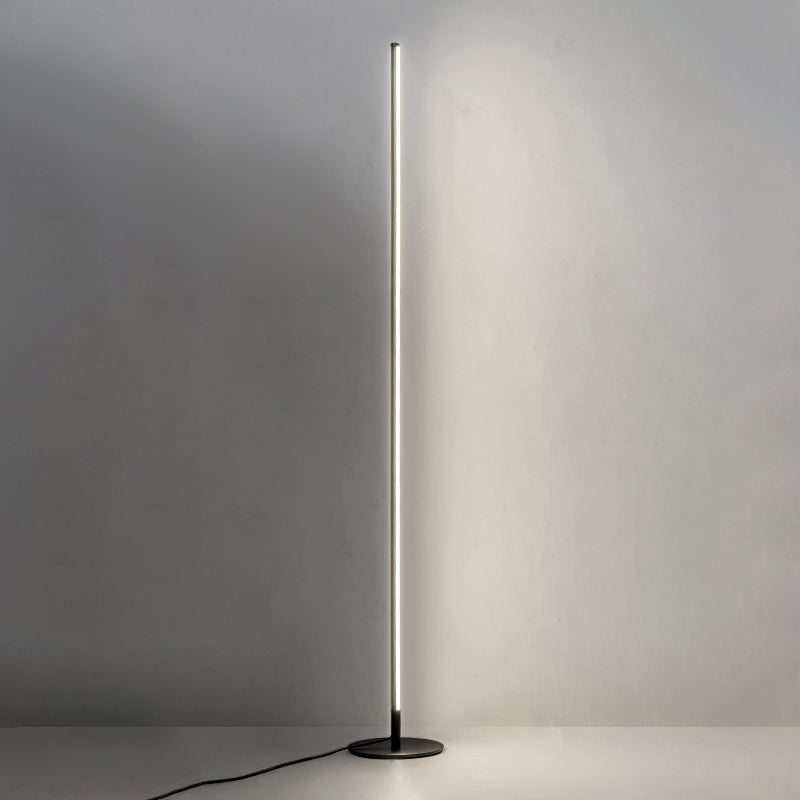Metalen vloerlamp met lineaire vorm