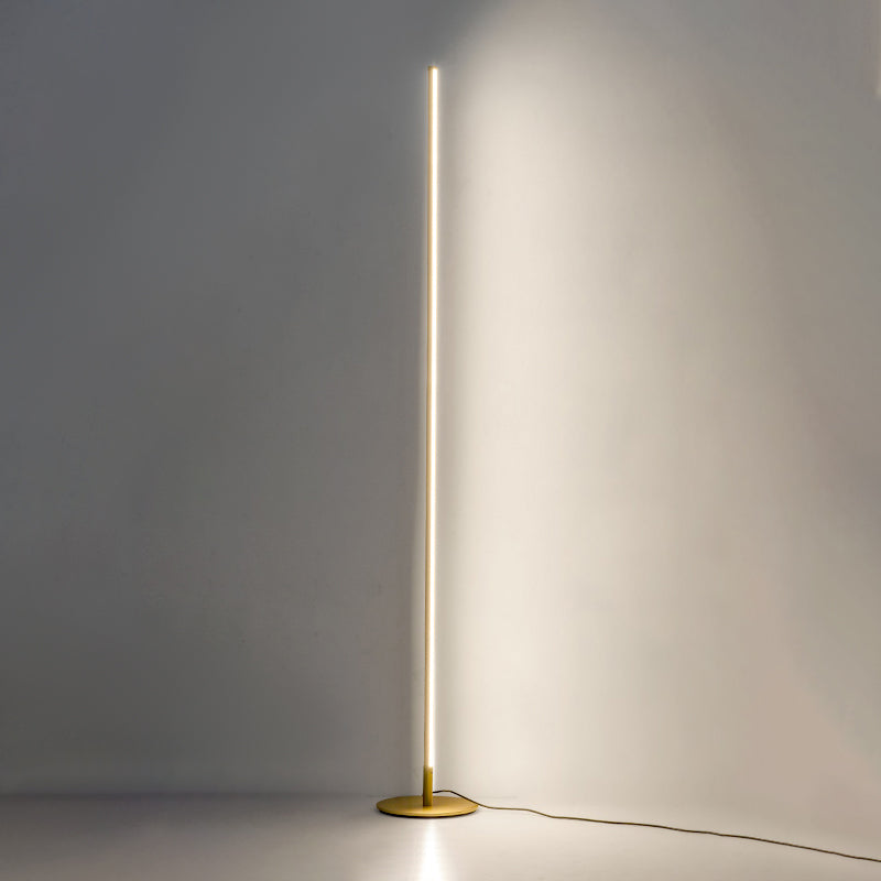 Metalen vloerlamp met lineaire vorm