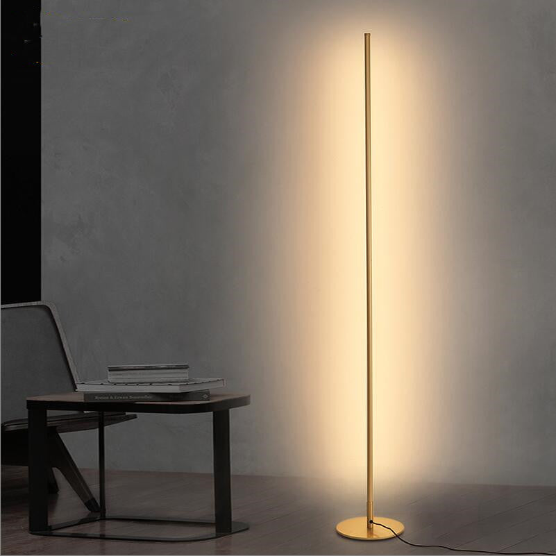 Metalen vloerlamp met lineaire vorm
