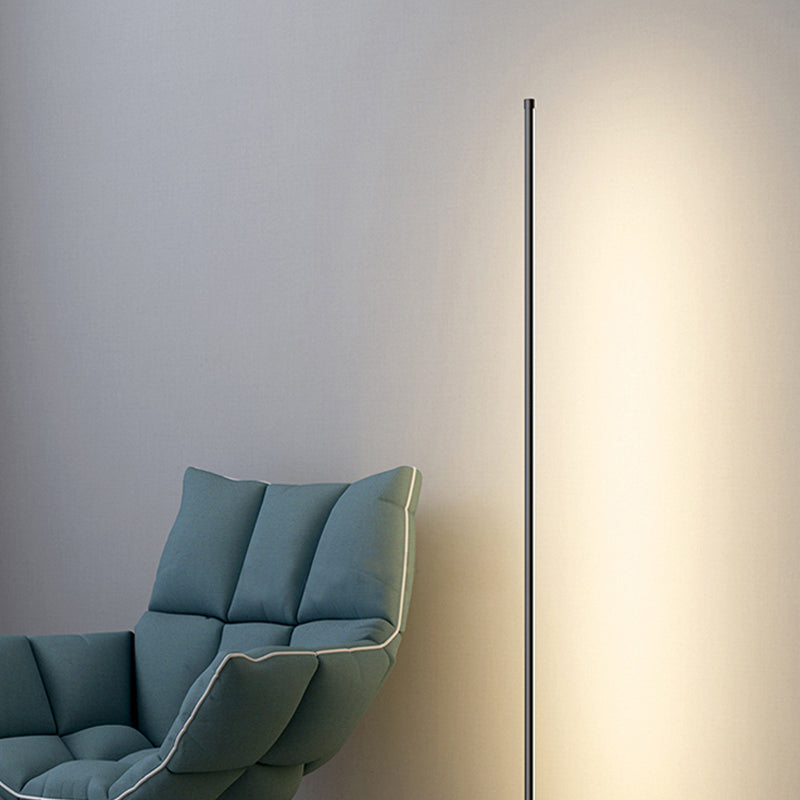 Metalen vloerlamp met lineaire vorm