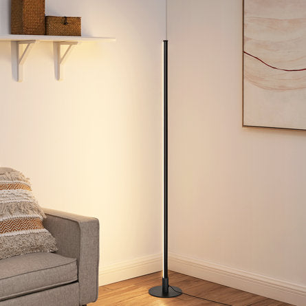 Metalen vloerlamp met lineaire vorm