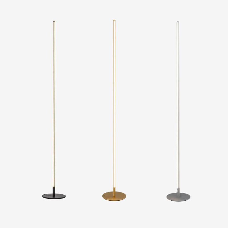 Metalen vloerlamp met lineaire vorm