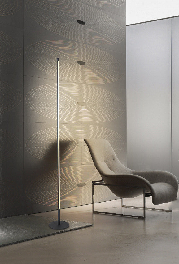 Metalen vloerlamp met lineaire vorm