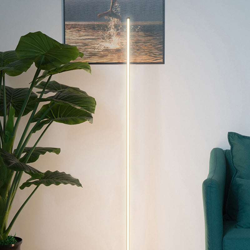 Metalen vloerlamp met lineaire vorm