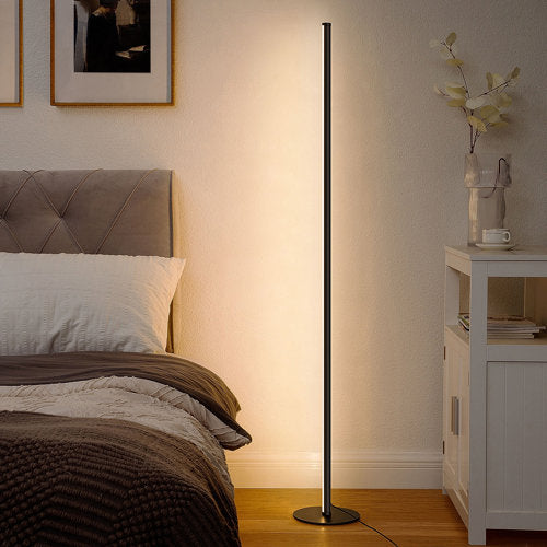 Metalen vloerlamp met lineaire vorm