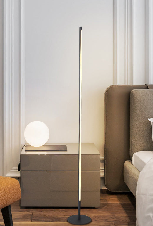Metalen vloerlamp met lineaire vorm