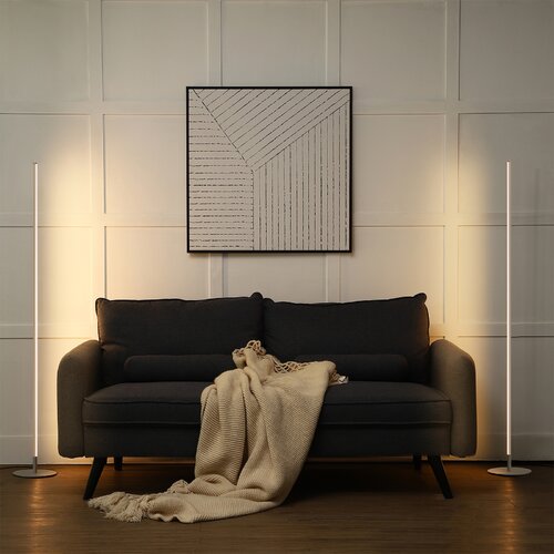 Metalen vloerlamp met lineaire vorm