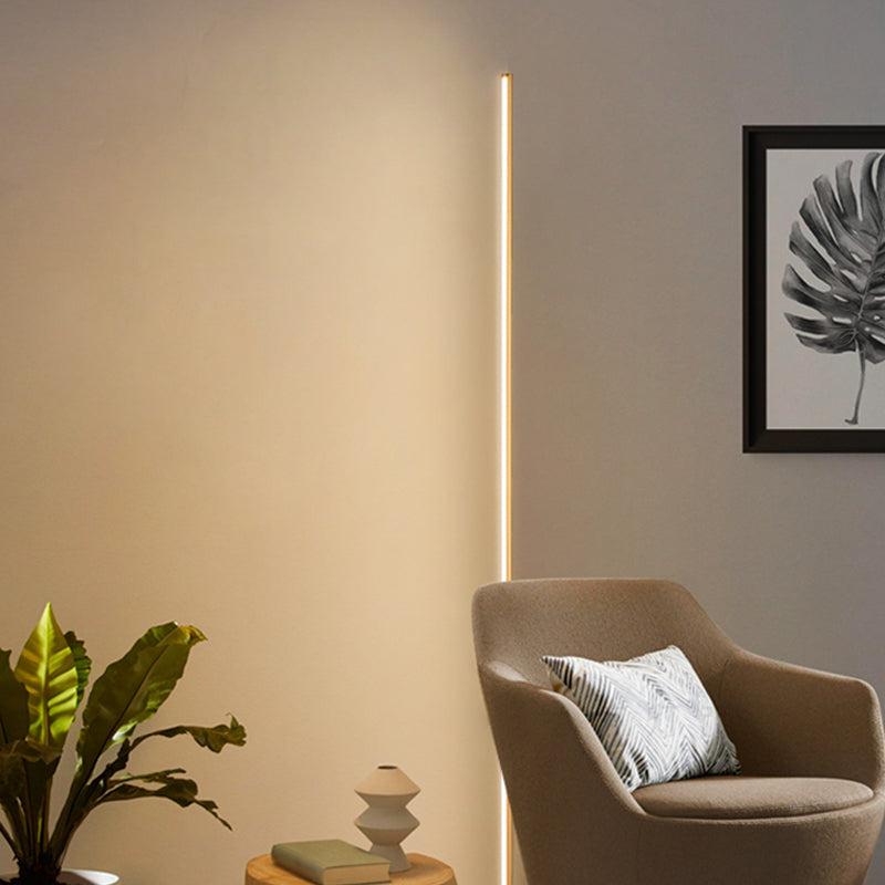 Metalen vloerlamp met lineaire vorm