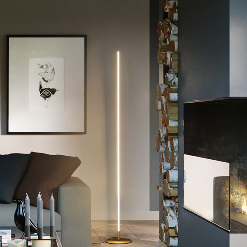 Metalen vloerlamp met lineaire vorm
