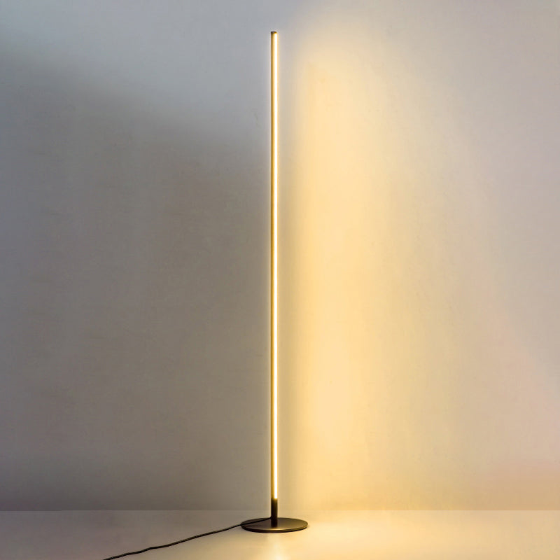 Metalen vloerlamp met lineaire vorm