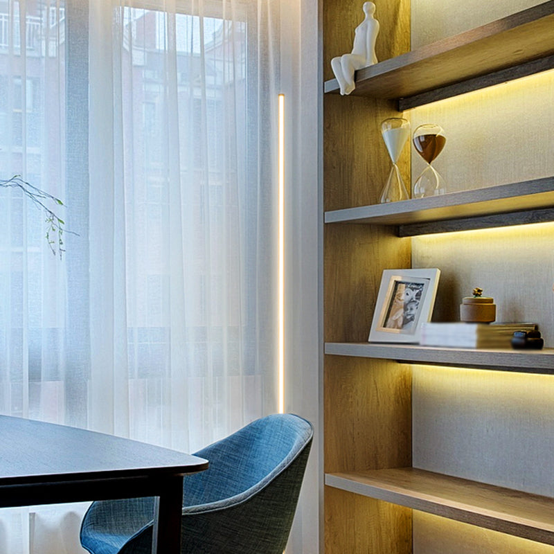 Metalen vloerlamp met lineaire vorm