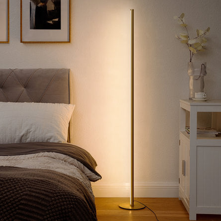 Metalen vloerlamp met lineaire vorm