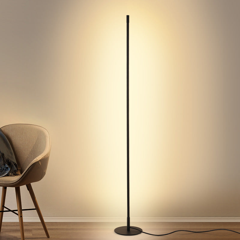 Metalen vloerlamp met lineaire vorm